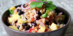 wegetarianska salatka  z pszenica mango o czarna fasola
