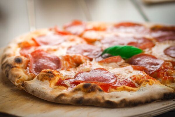 pizza z salami na zakwasie, przepis na blogu codojedzenia
