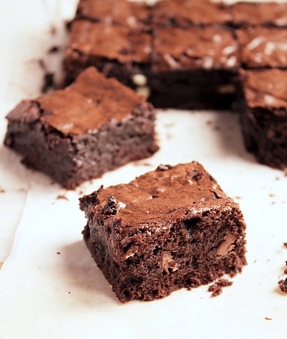 brownie z kawałkami czekolady
