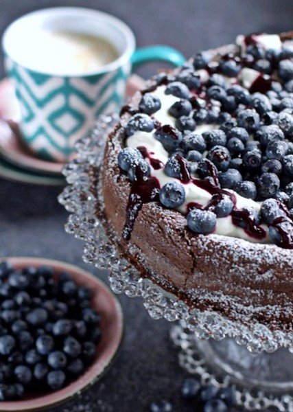 ciasto czekoladowe z kremem jogurtowym i borówkami