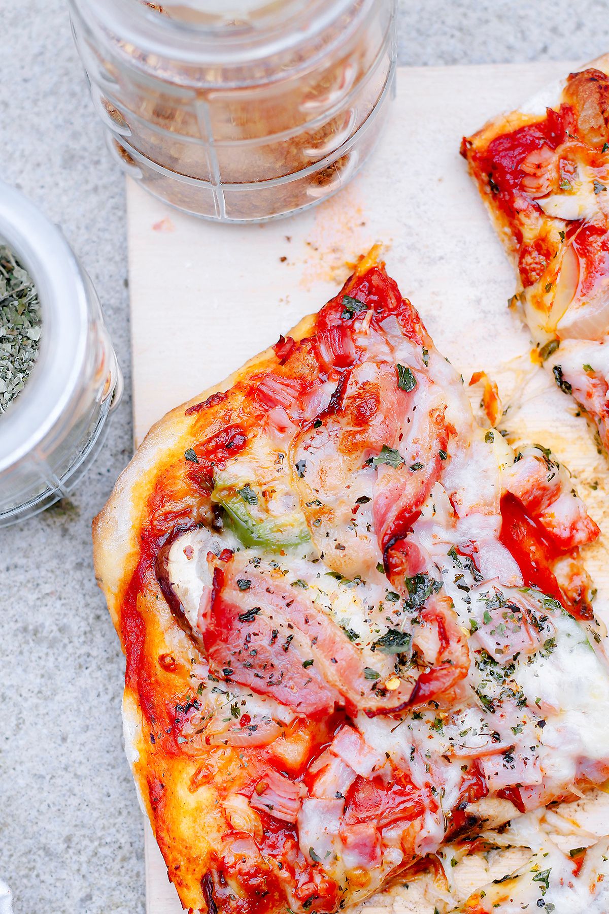 domowa pizza z boczkiem, pyszna i aromatyczna na blogu codojedzenia