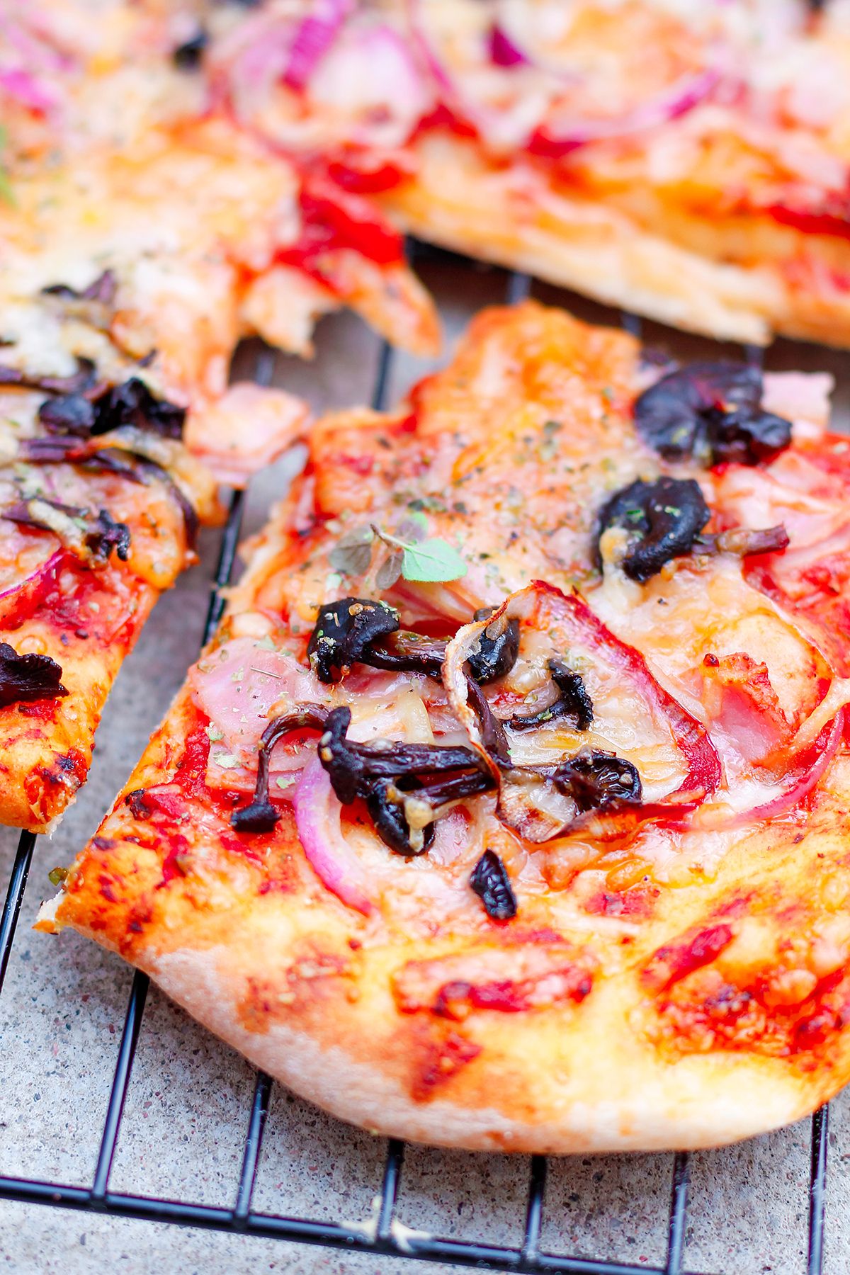 Domowa pizza z leśnych grzybów jak pieprzników trąbkowatych i kurek na blogu codojedzenia
