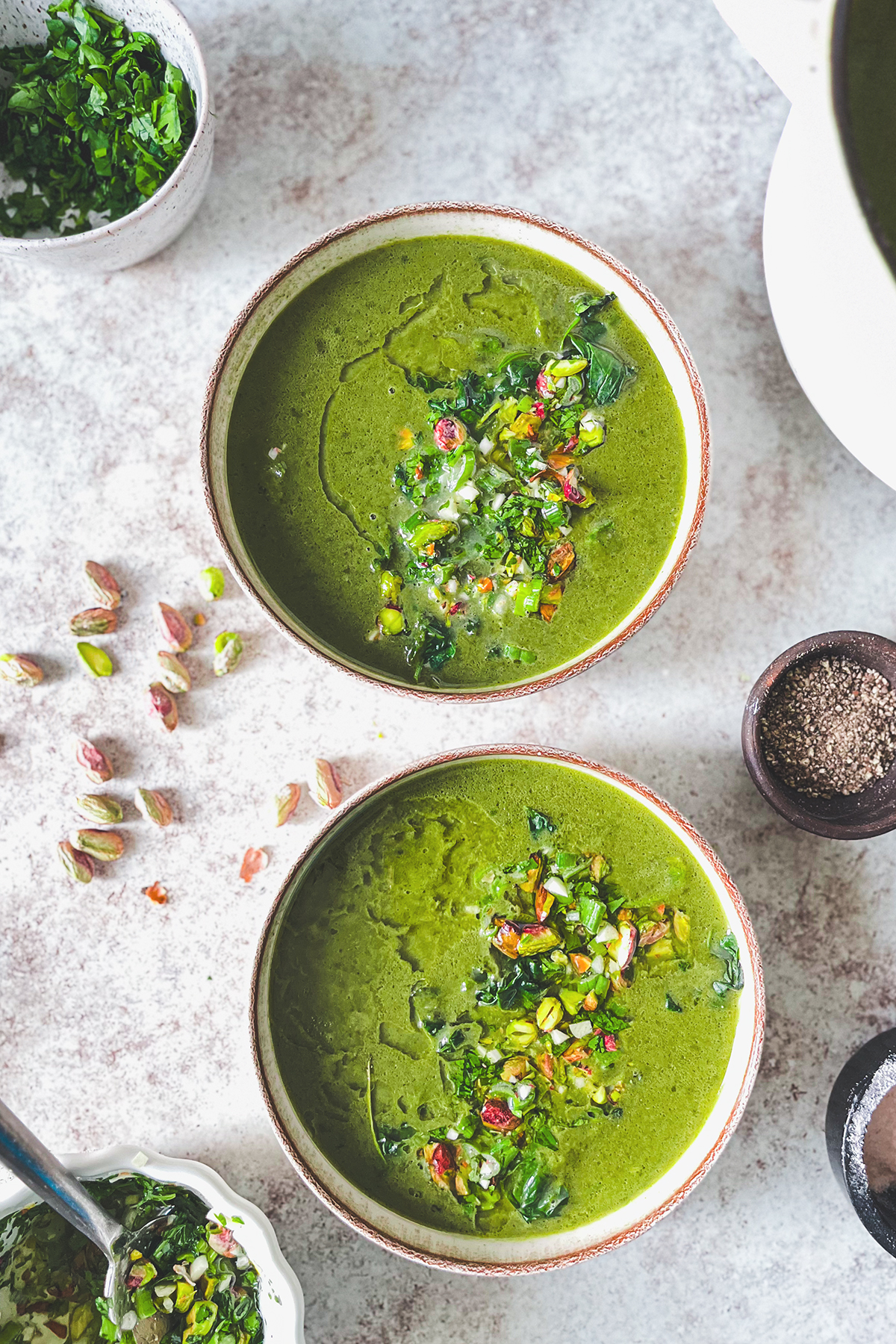 Zupa szpinakowa z pistacjową gremolatą – zdrowy krem