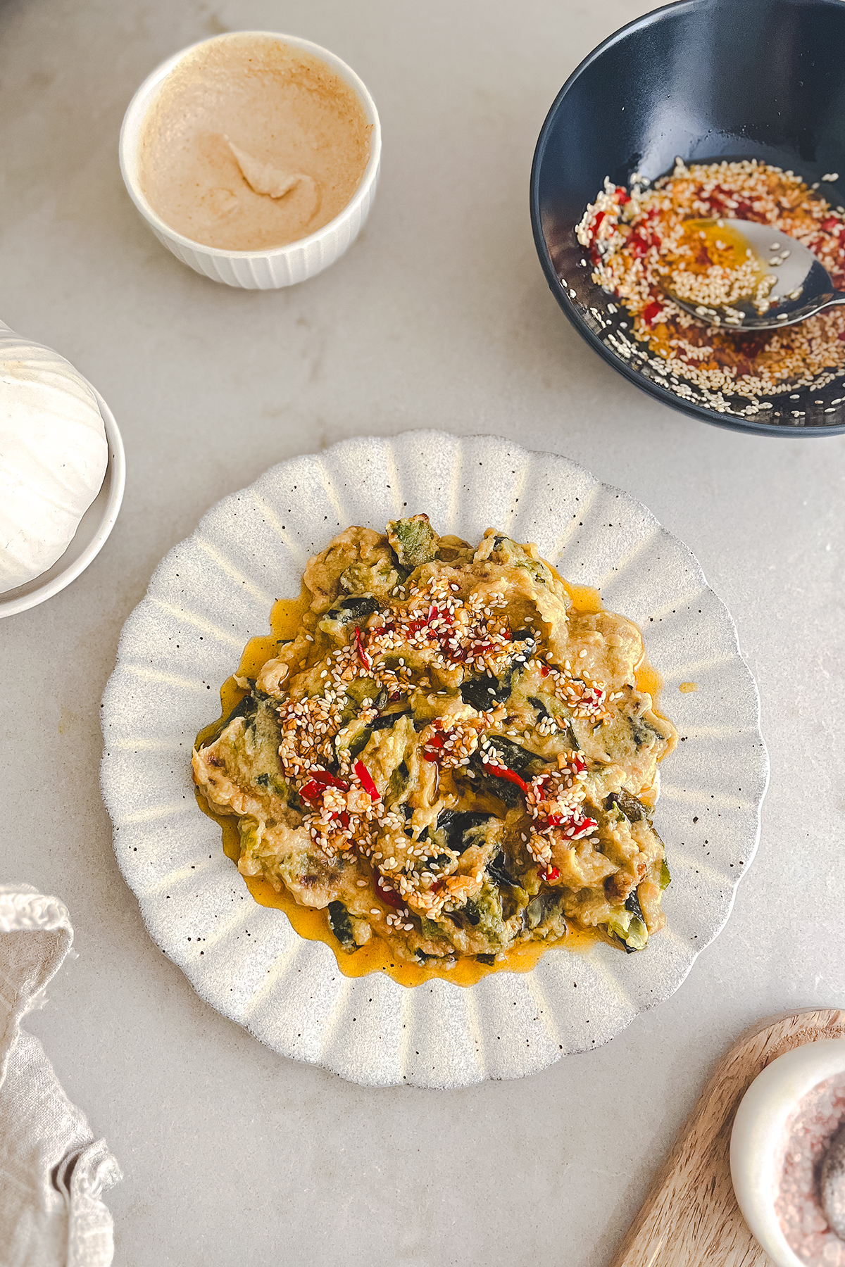 Cukiniowy babaganoush z tahini i gorącym dressingiem
